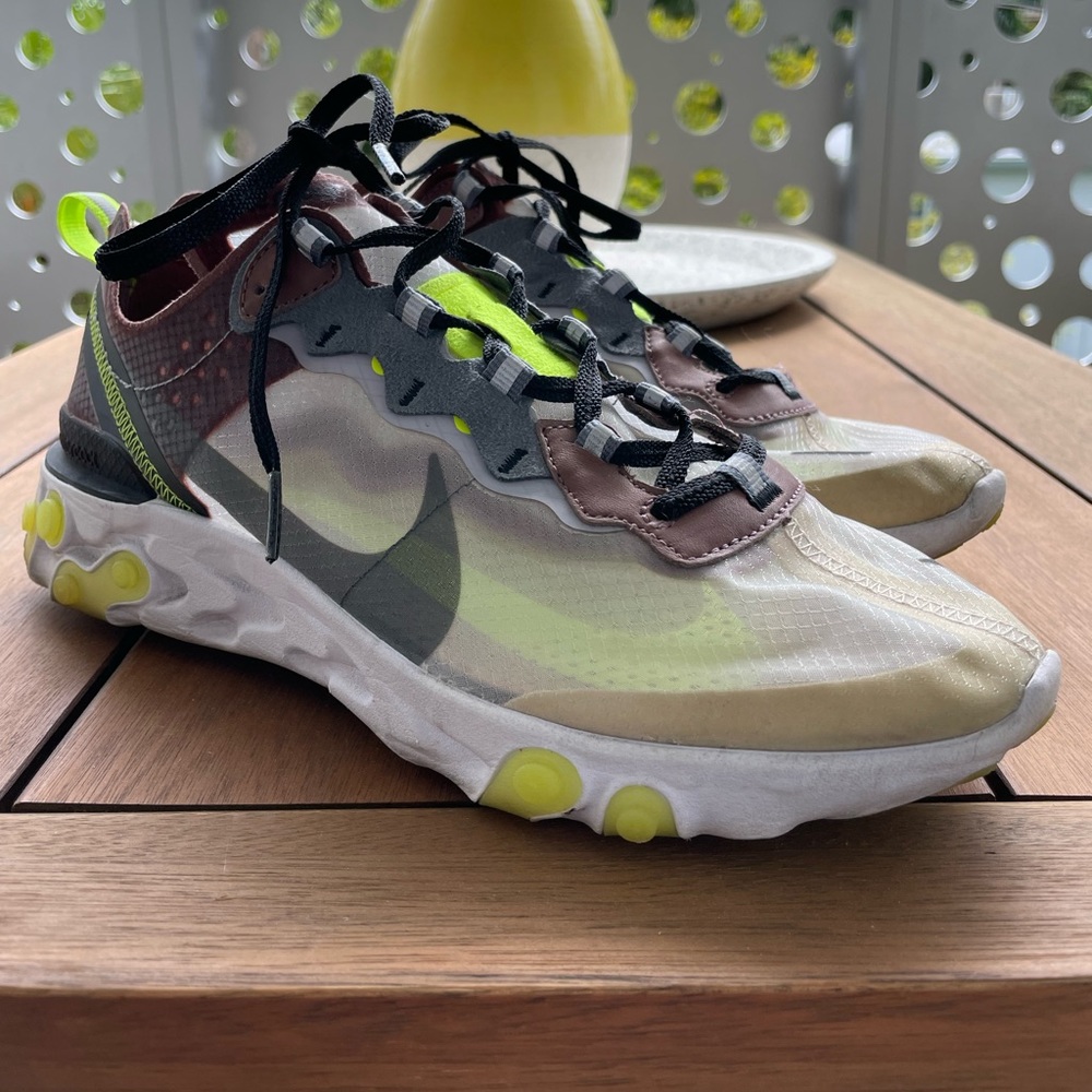 NIKE REACT ELEMENT 87 | SIZE MENS 8.5 | WOULD FIT A WOMENS SIZE 10 | USED